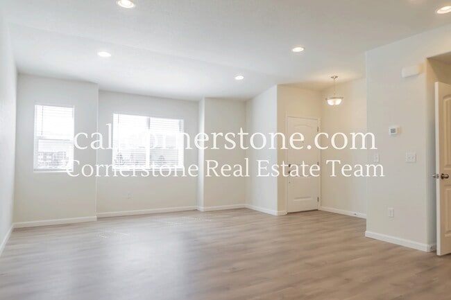 Building Photo - 1092 Petra Heights