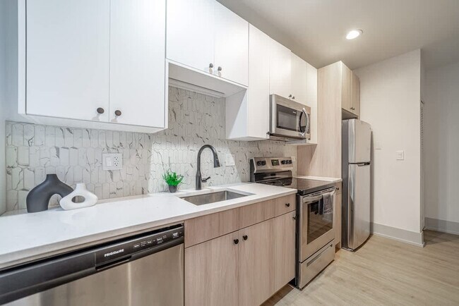 Building Photo - 3546 N Southport Ave