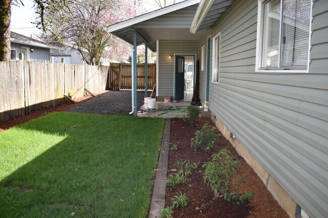 Building Photo - Modern home tucked away in the adorable little town of Brownsville.