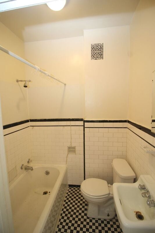 Building Photo - 2630 N Charles St