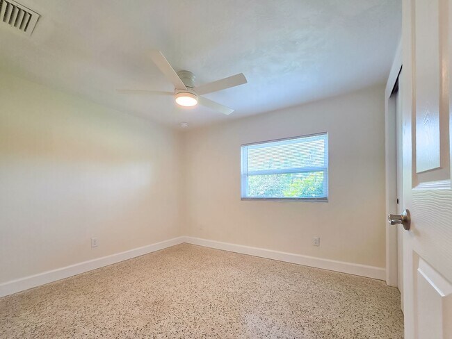 Building Photo - Beautiful 4/2 in Fairbanks Park