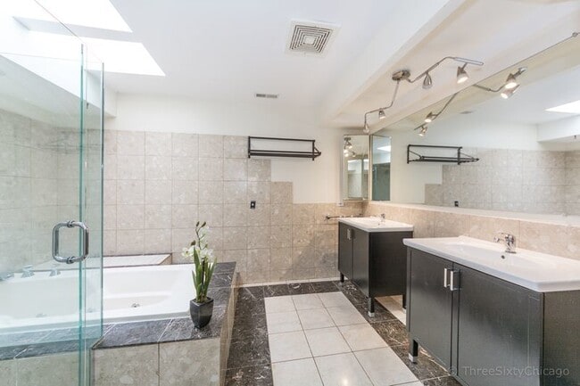 Building Photo - 1180 S Plymouth Ct