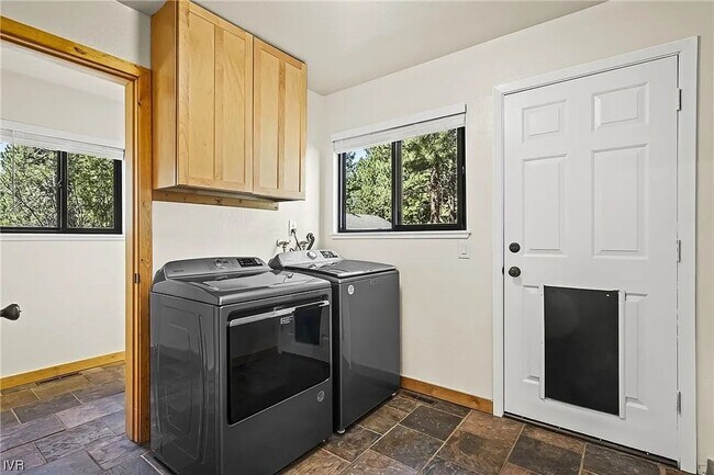 Building Photo - Oriole #2