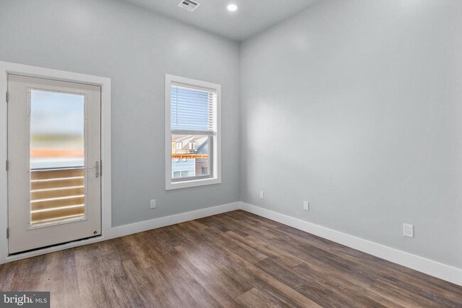 Building Photo - 342 W Queen Ln