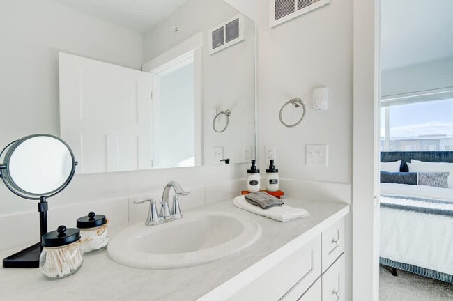 Building Photo - 5242 Fallon St