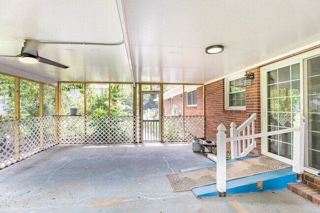 Building Photo - 607 3rd St Ext