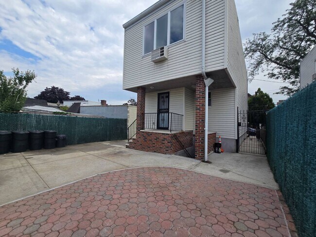 Building Photo - 72-29 66th Rd
