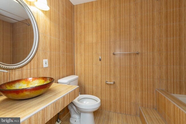 Building Photo - 724 E Locust Ave