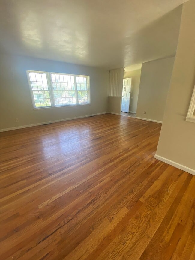 Building Photo - Spacious 3 bedroom house