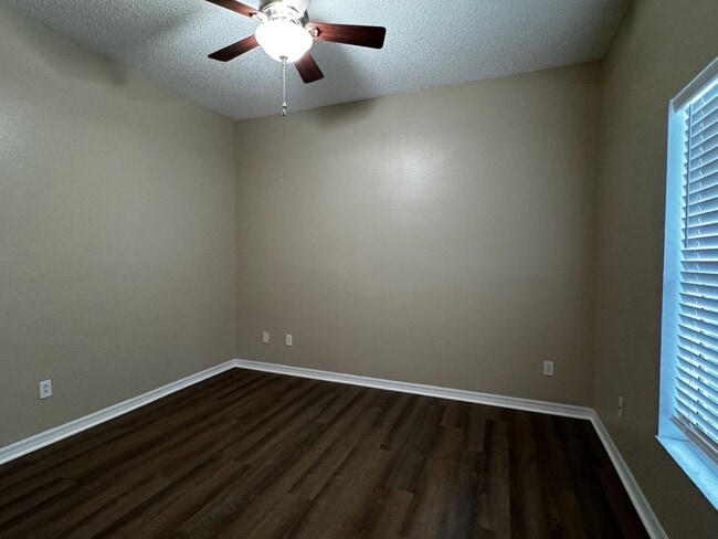 Building Photo - AVALON PARK 3br 3ba townhouse in Northwest...