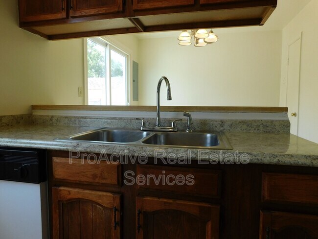 Building Photo - 215 Greenbrier Ave