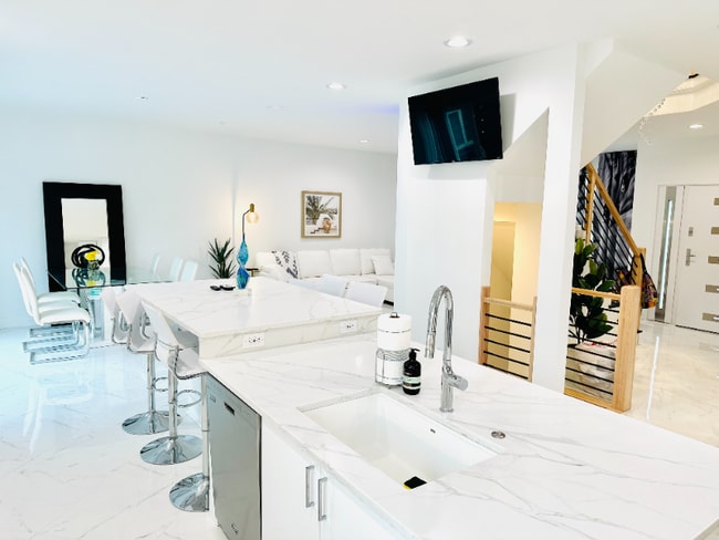 Building Photo - 323 Atherton St