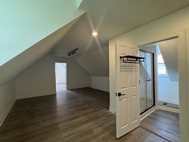 Building Photo - 7 Bed/3 Bath Mins. from UC Campus $750/pp ...