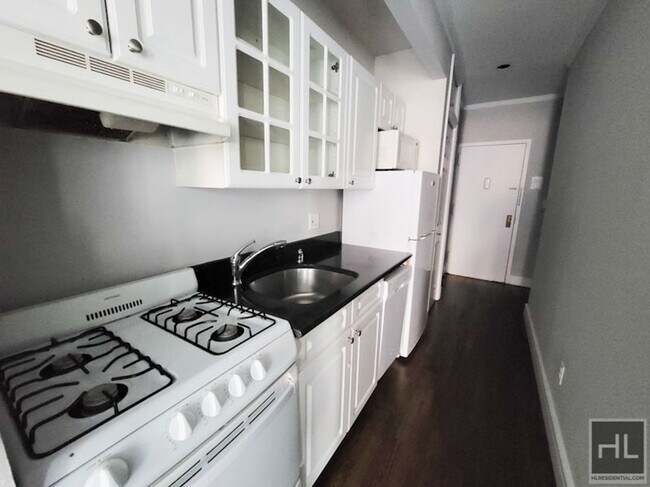 Building Photo - RENOVATED 3 BED IN GRAMERCY!
