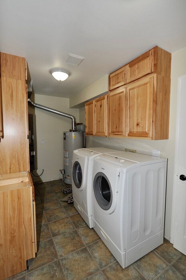 Building Photo - Best Hill Meadows Community- 3 bed 2 bath ...