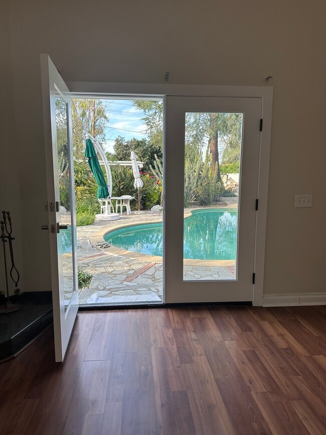 Building Photo - 22636 Oxnard St