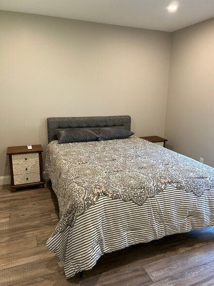 1st floor queen bed - 5 Woodgate Rd