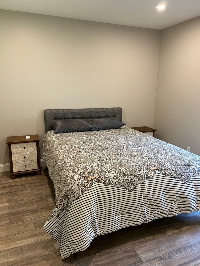 1st floor queen bed - 5 Woodgate Rd