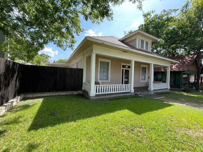 Building Photo - 305 W 38th St