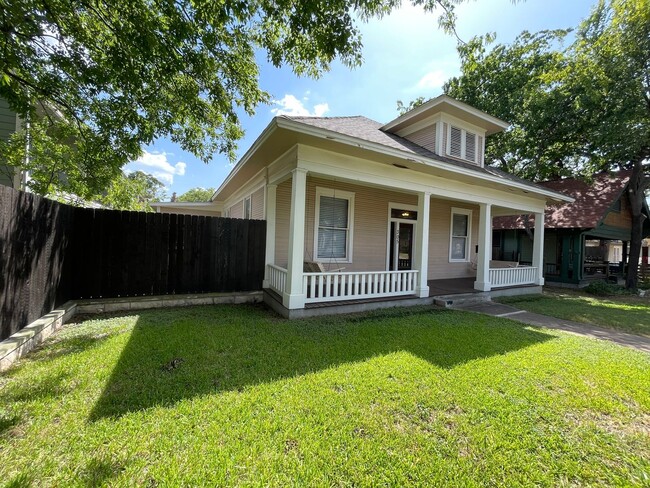 Building Photo - Great 4X2 Home Close to UT Campus