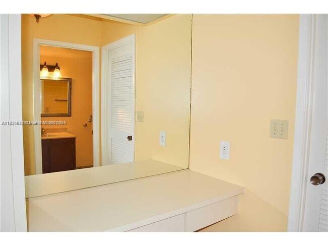 Building Photo - 2500 Parkview Dr