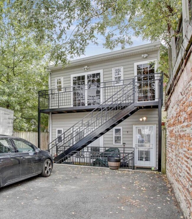 Building Photo - Beautiful 3 bed & Den + 3 Full Baths - Gorgeous upper level unit