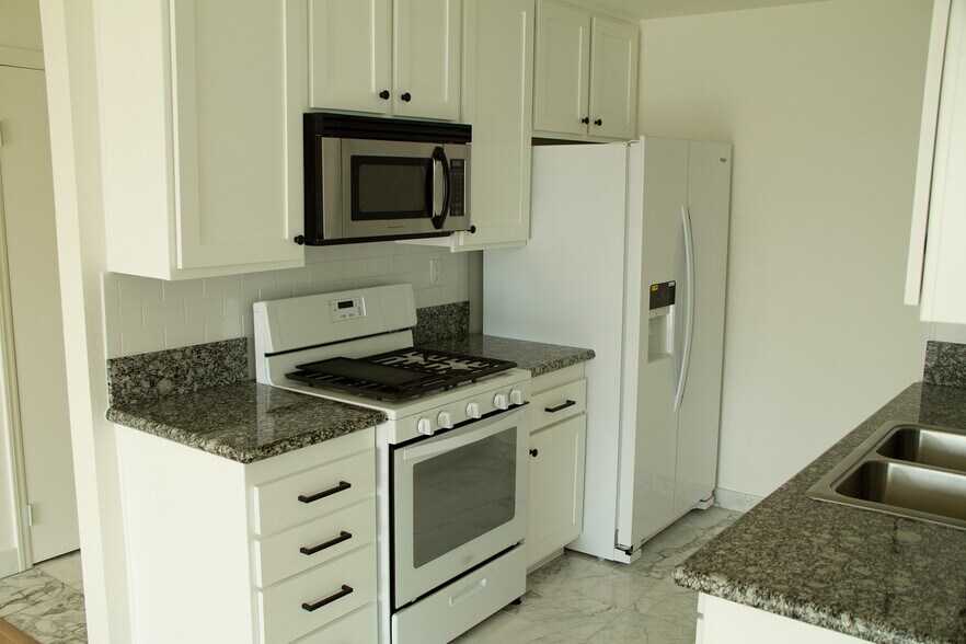 Building Photo - 565 Esplanade