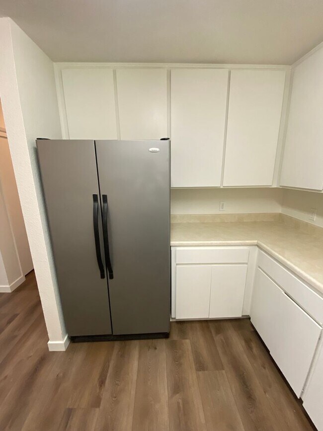 Building Photo - Downtown Duplex