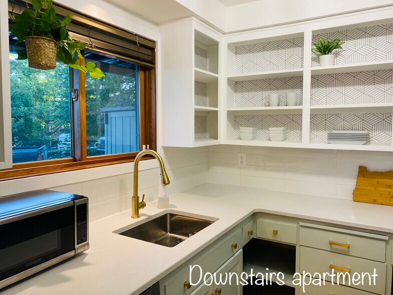 Building Photo - 210 E 3rd Ave