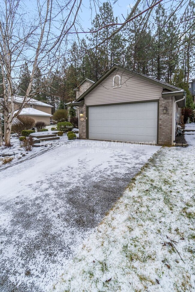 Building Photo - 6415 S Woodland Ct