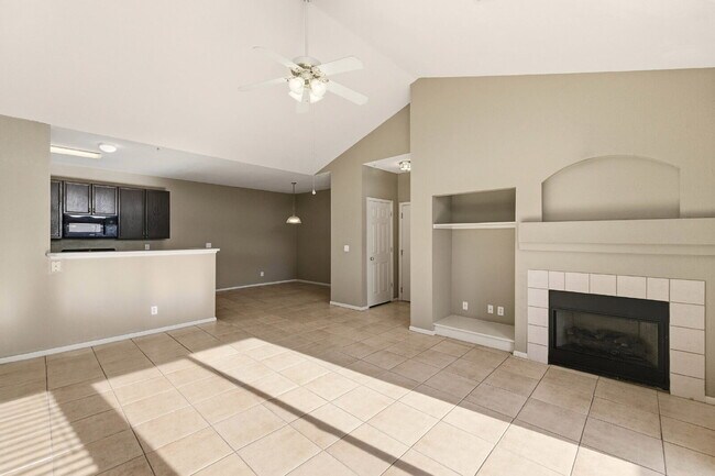 Building Photo - 2 Bed 2 Bath Condo With Balcony!