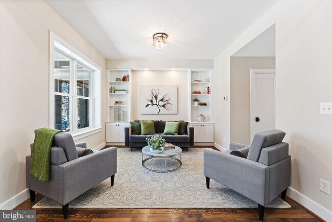 Building Photo - 705 Kentucky Ave SE