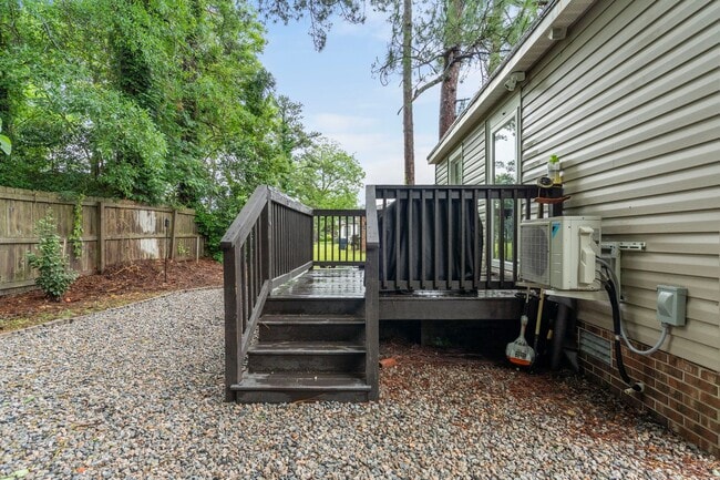 Building Photo - Updated Bungalow Close to Downtown