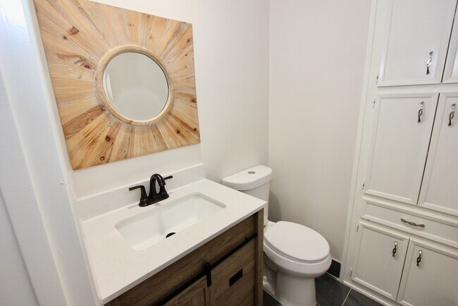 Building Photo - 3015 Green Fields Dr