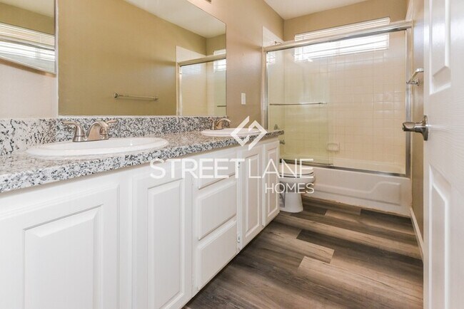 Building Photo - Spacious 5 bedroom home in Henderson!