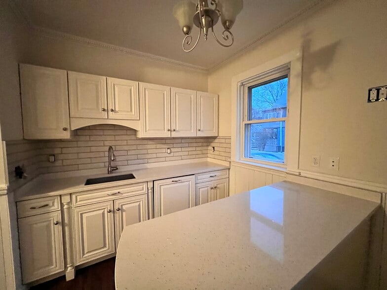 Building Photo - 175 Somerset Ave