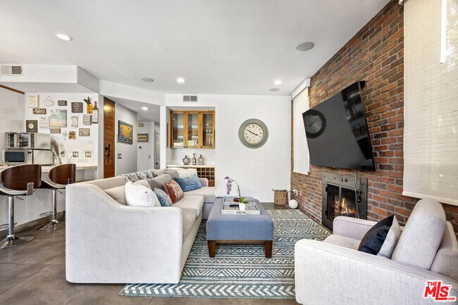 Building Photo - 4544 Tobias Ave