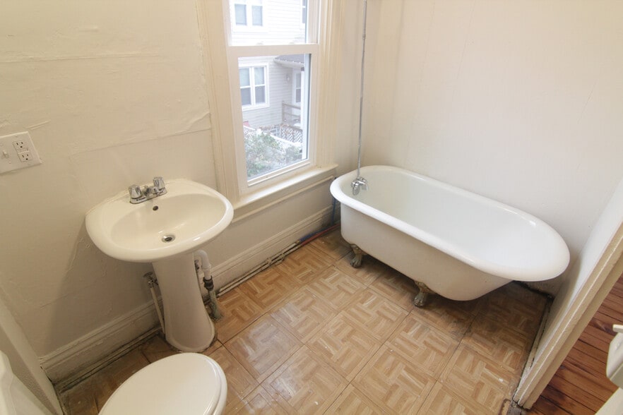 Building Photo - 208 Green St