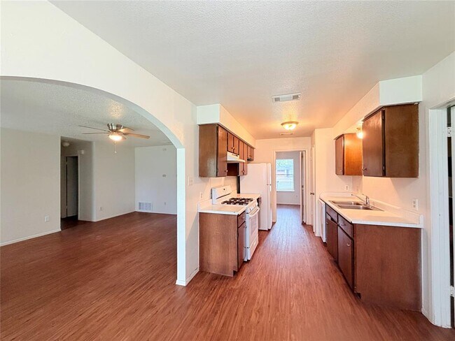 Building Photo - 10904 Meadgreen Ct