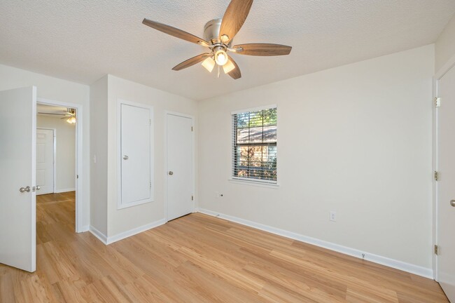 Building Photo - Cozy Duplex in the Heart of Niceville!