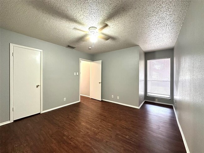 Building Photo - 12401 Tree Line Dr