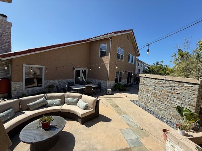 Building Photo - Fully Furnished 5 bedroom home