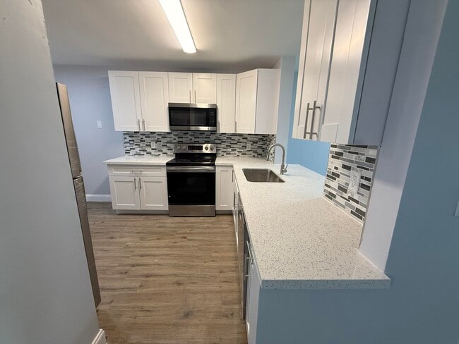 Building Photo - 7355 Woodmont Terrace