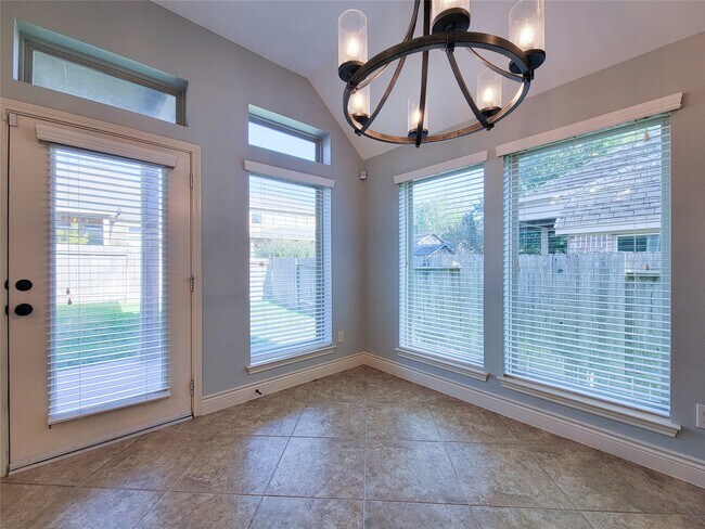 Building Photo - 106 Colina Vista Way