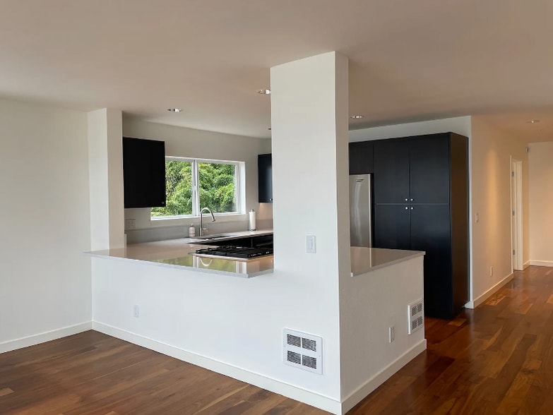 Building Photo - 1402 Alki Ave SW