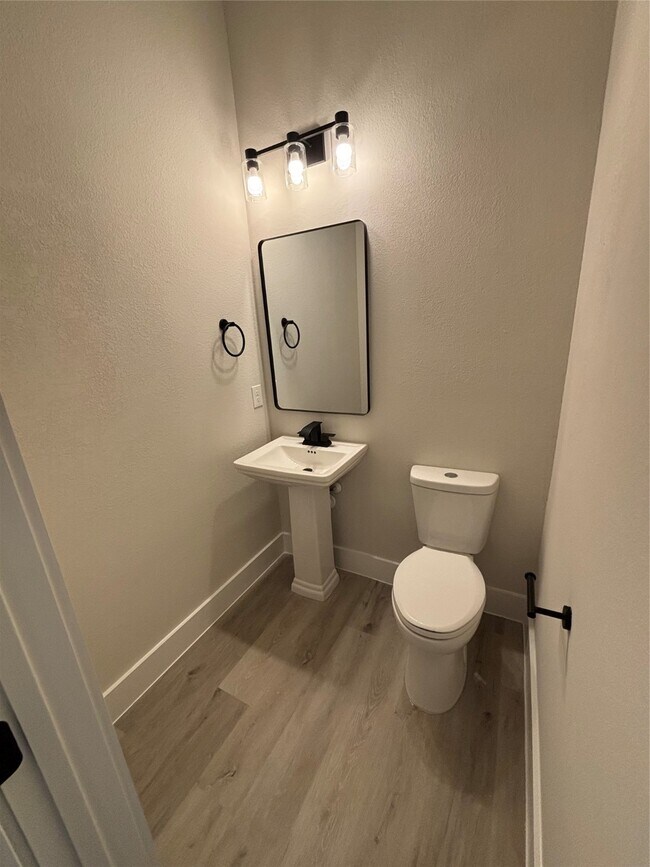 Building Photo - 108 E 44th St