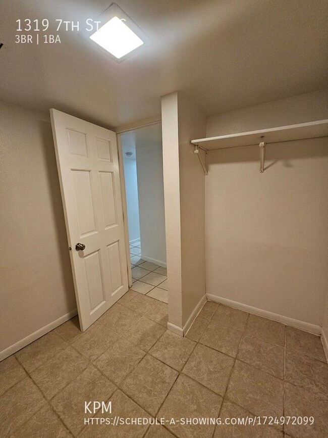 Building Photo - 3 BED | 1 BATH | APARTMENT | CENTRALLY LOC...