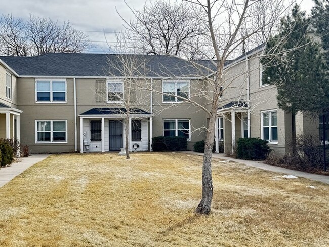 Building Photo - 2 BEDROOM 1 BATHROOM TOWNHOME CLOSE TO WAR...