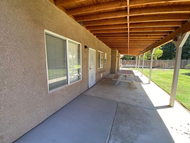 Building Photo - 2643 W Oakridge Ave