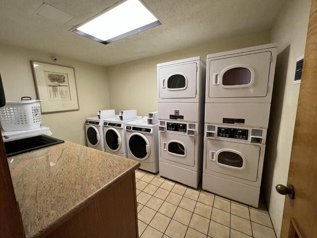 Building Photo - High-Floor Studio with Beautiful Golf Course & Mountain Views – Plaza Landmark